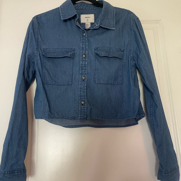 Forever 21 Women’s Cropped Denim Button Down Shirt - Picture 3 of 10